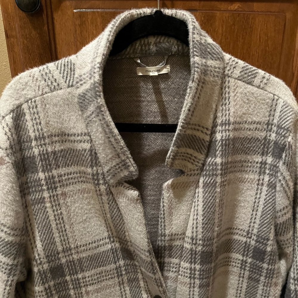 Cute and comfy lightweight coat.  Looks super classy on and can be dressed up